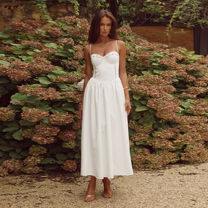 Damen Midikleid mit dekolletiertem Oberteil und dekorativen Knöpfen Drune