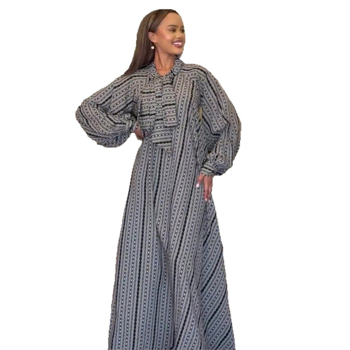 Damen Maxi-Kleid mit eleganten Volantärmeln und detailverliebtem Muster Drune