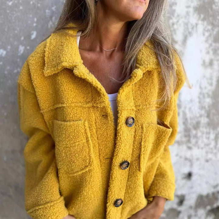 Damen nan Teddyjacke mit großem Reverskragen, durchgehender Knopfleiste und aufgesetzten Pattentaschen Drune