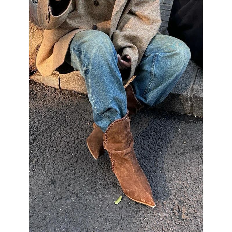 Damen Mid‑Calf Slouch‑Stiefel aus Velours mit spitzer Zehenpartie, geflochtenem Zierband und skulpturiertem Absatz Drune