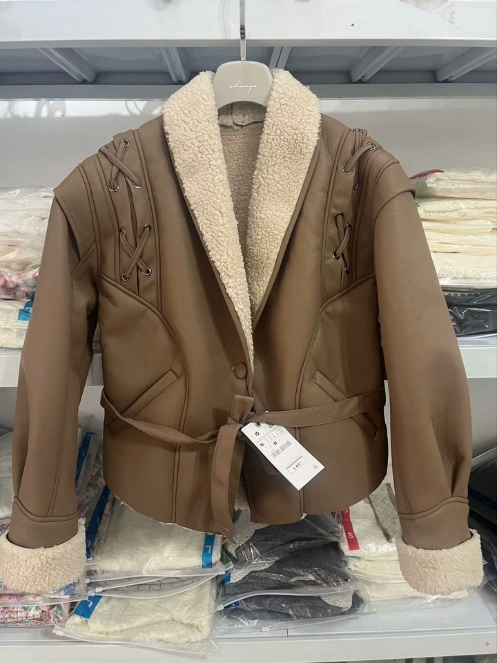 Damen nan taillierte Kunstlederjacke mit Sherpa-Futter, Wickelgürtel und seitlichen Schnürdetails Drune