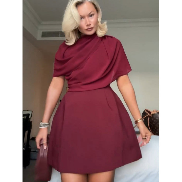 Damen Kleid mit elegantem Neckholder-Design und fließendem Stoff Drune
