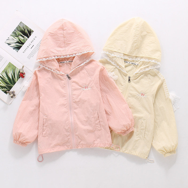 Damen nan leichte Kapuzenjacke mit Spitzenbesatz und niedlicher Stickerei Drune