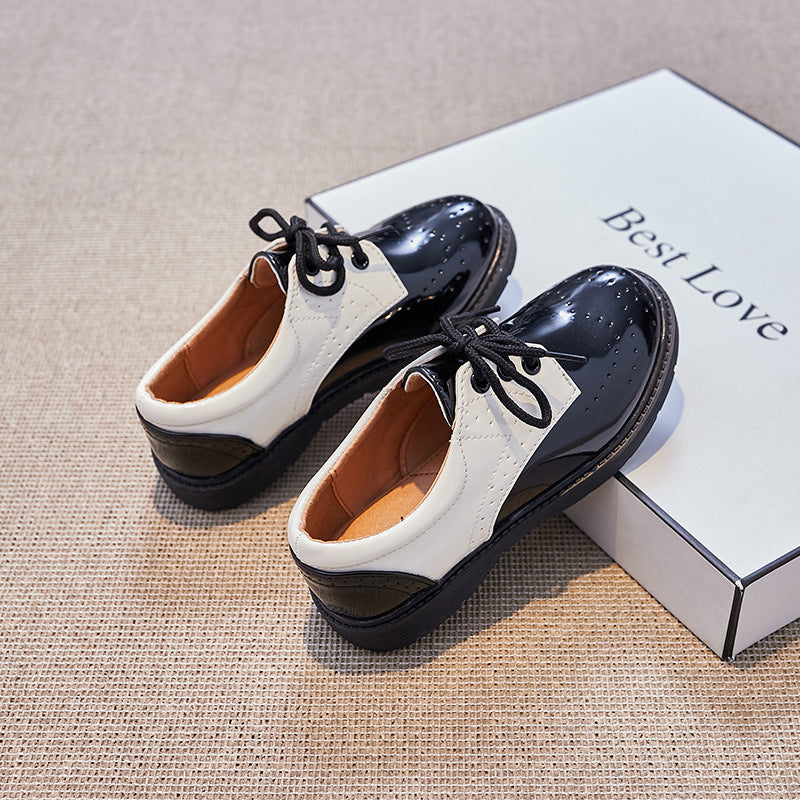 Damen Klassische Lacklederschuhe mit perforierten Details Drune