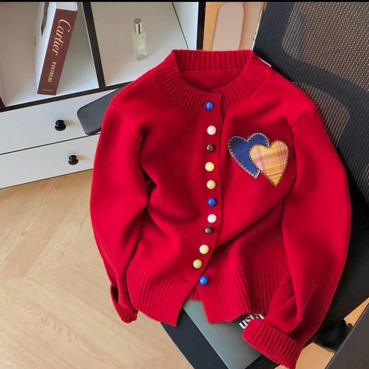 Damen Strickjacke mit Herzapplikationen und bunten Knopfdetails Drune
