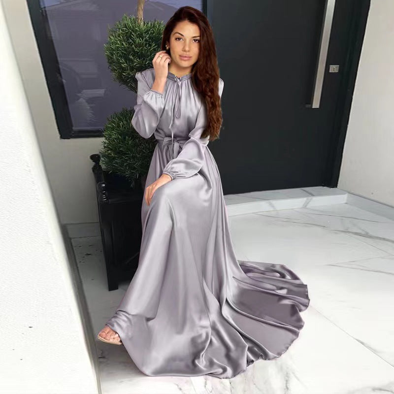 Damen Maxikleid aus fließendem Satin mit Stehkragen und Bindegürtel Drune