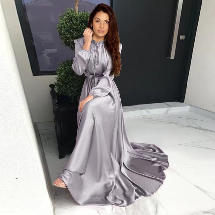 Damen Maxikleid aus fließendem Satin mit Stehkragen und Bindegürtel Drune