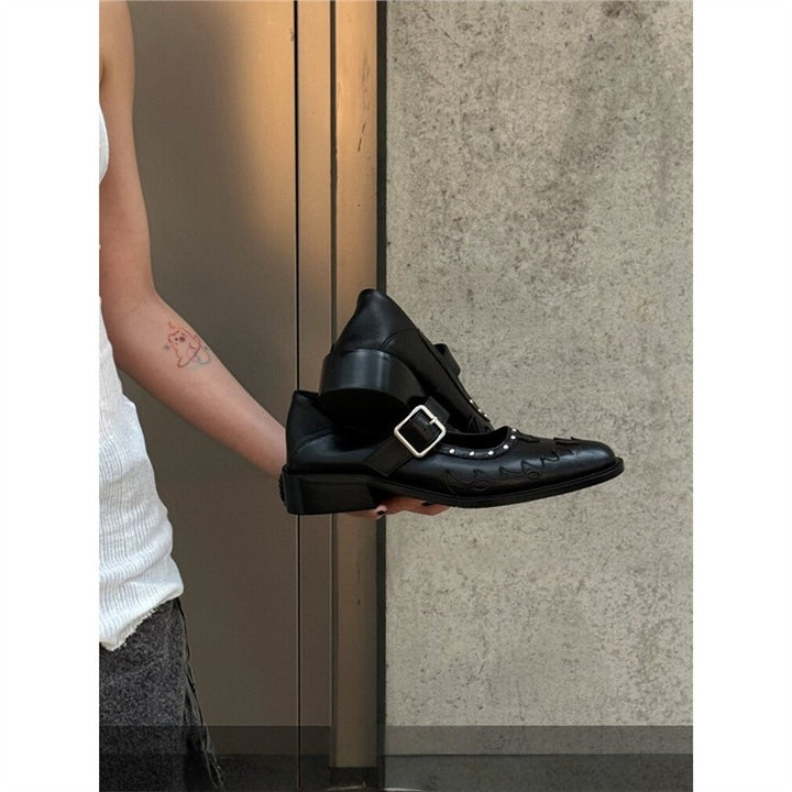 Damen Spitz zulaufende Mary-Jane-Loafer mit Nietenbesatz und verstellbarem Schnallenriemen Drune