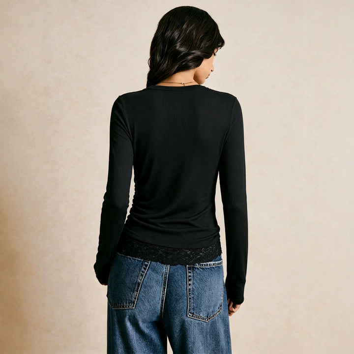 Damen figurbetontes geripptes Langarmshirt mit seitlicher Raffung und Spitzen-Saum Drune