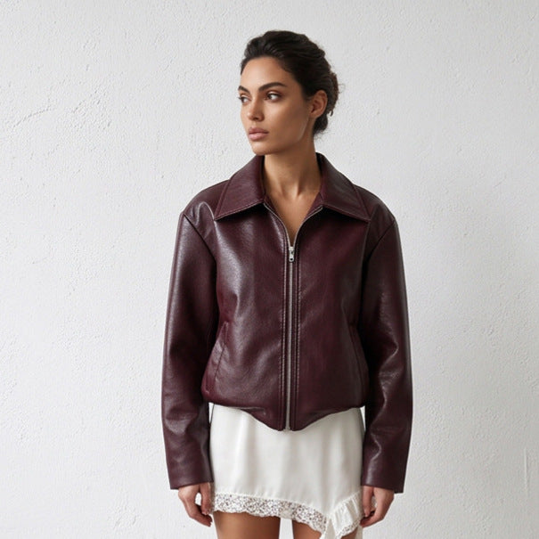 Damen Kurzjacke aus veganer Glattleder‑Optik mit spitzem Hemdkragen und frontalem Reißverschluss Drune