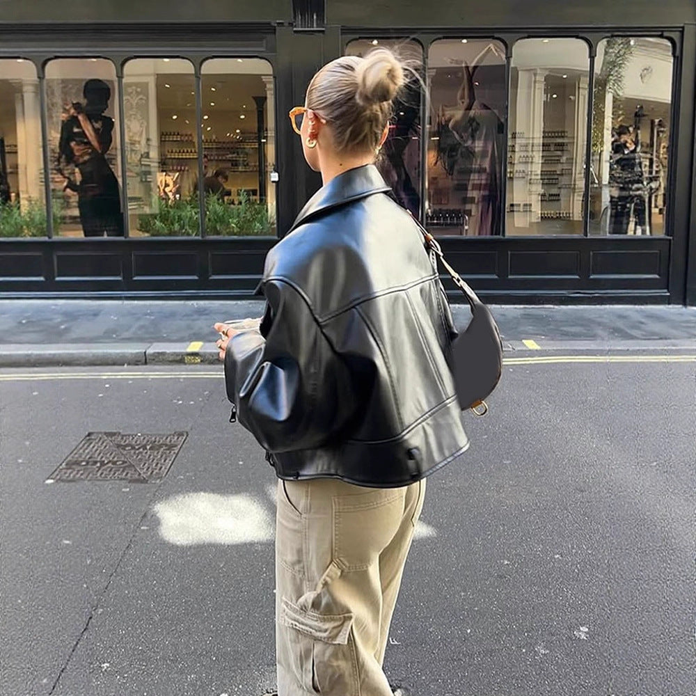Damen Cropped Boxy‑Bikerjacke aus Lederimitat mit markanter Schulterpartie und kastiger Silhouette Drune