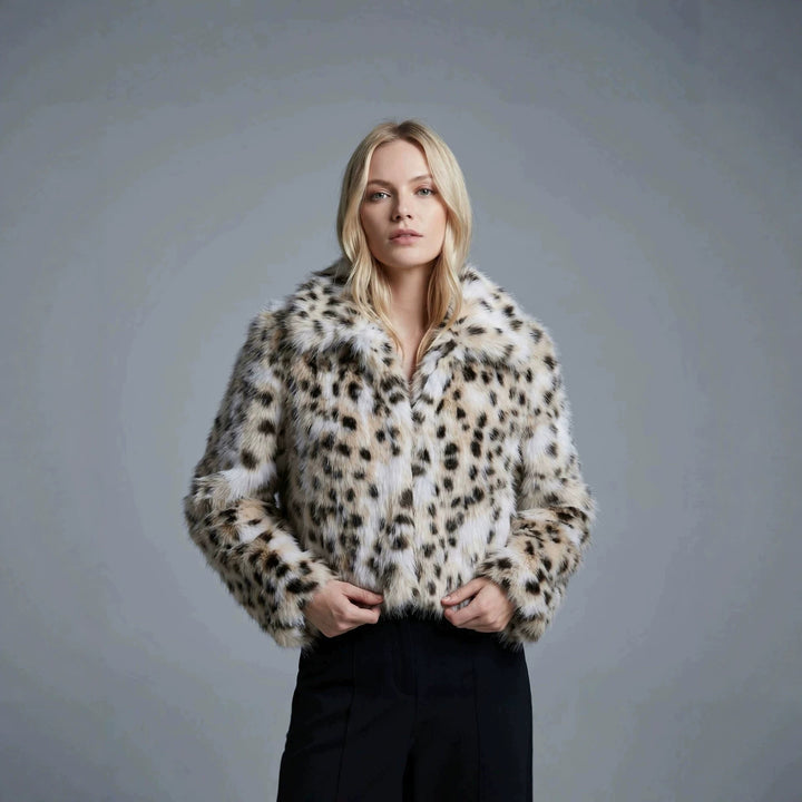 Damen Kurz geschnittene Kunstfelljacke mit grafischem Fleckenmuster und Boxy‑Silhouette Drune