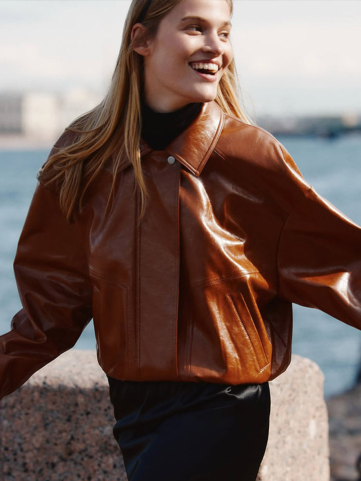 Damen Kurzblouson aus veganem Glattleder mit Boxy‑Silhouette und verdeckter Druckknopfleiste Drune