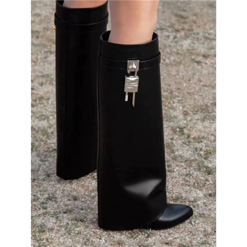 Damen kniehohe Lederstiefel mit geradem Schaft, flacher Sohle und Zierschloss Drune