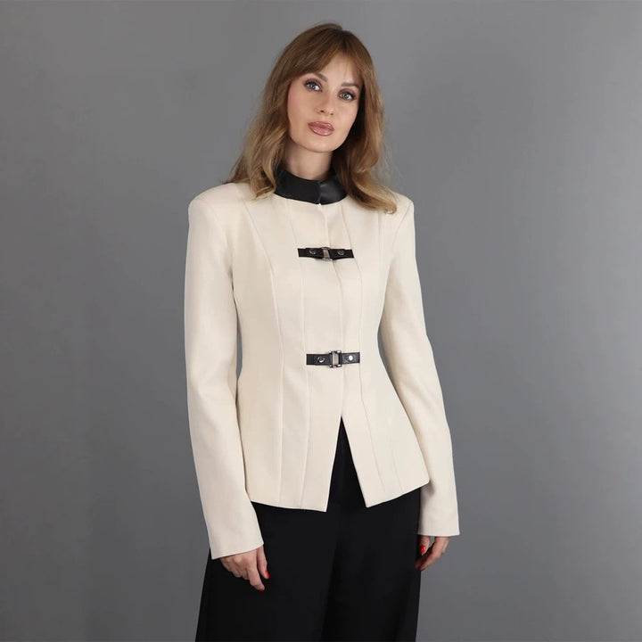 Damen Taillierter Blazer mit Stehkragen, Wiener Nähten und dekorativen Gurtverschlüssen Drune