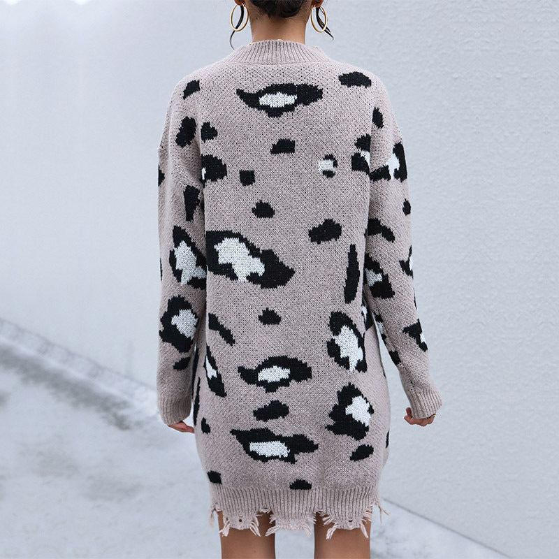 Damen Tailliertes Strickkleid mit V‑Ausschnitt, Fransenbund und Animal-Jacquard Drune