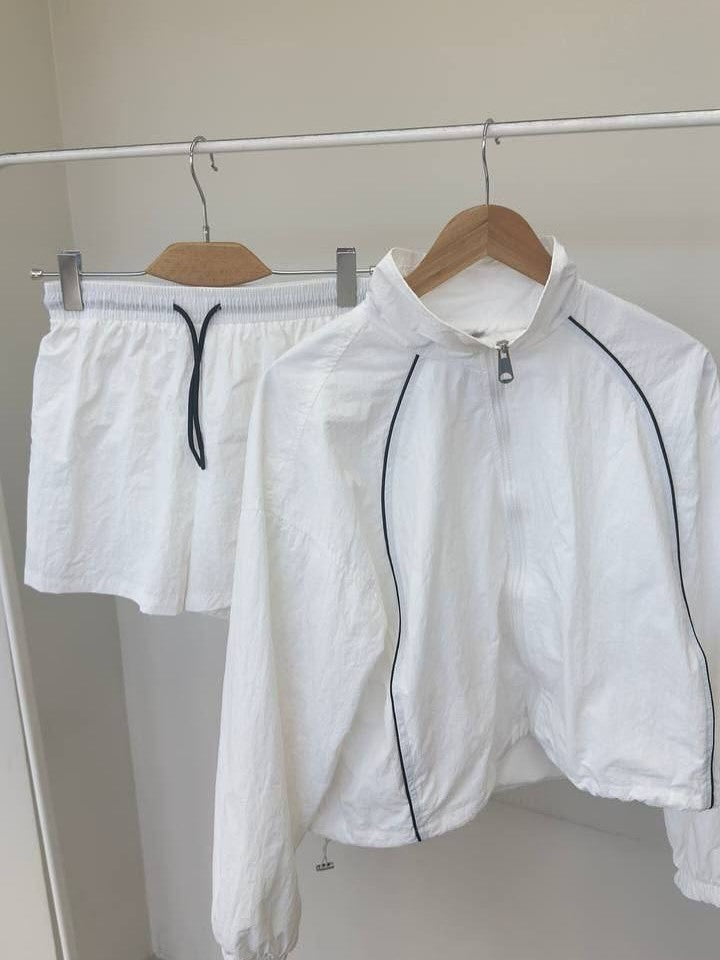 Damen gekürztes Windjacke-Set mit Stehkragen, kontrastierender Paspelierung und elastischer kurzer Freizeit-Hose Drune