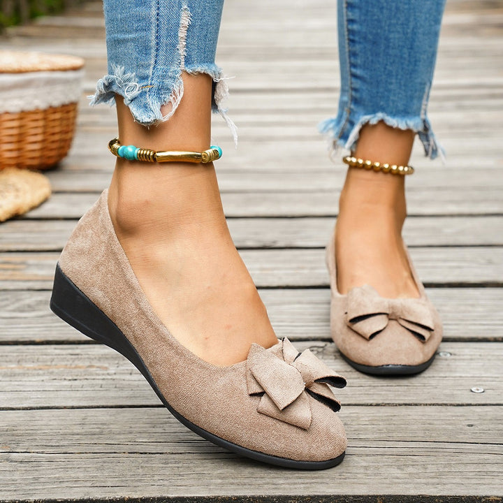 Damen  minimalistische Samt-Ballerina mit dekorativer Fußkette und ergonomischem Komfortfußbett Drune