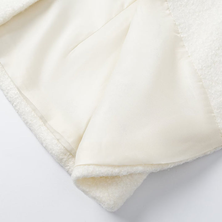 Damen Taillierte Bouclé-Kurzjacke mit rundem Ausschnitt und goldenen Schmuckknöpfen Drune