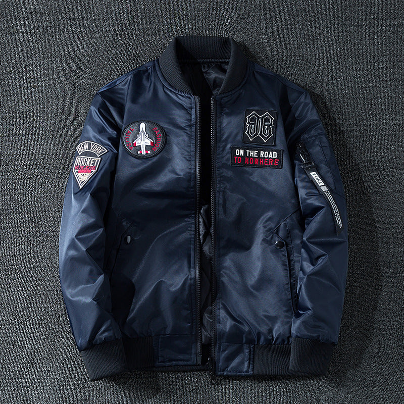 Männer's  gestickter Luftfahrt-Patch-Bomber mit Stehkragen und utility Tasche am Ärmel Drune