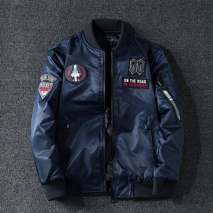 Männer's  gestickter Luftfahrt-Patch-Bomber mit Stehkragen und utility Tasche am Ärmel Drune