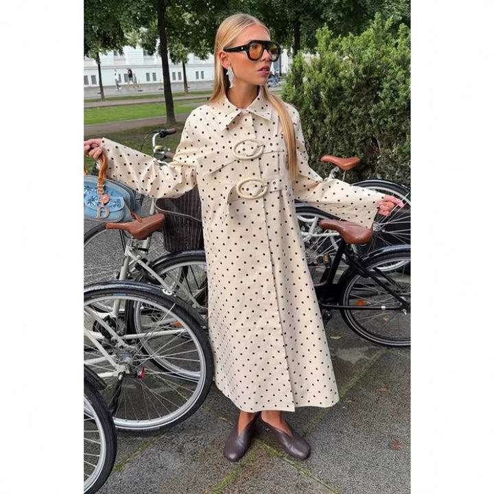 Damen Langer gepunkteter Trenchcoat mit übergroßem Revers und Zierösen Drune