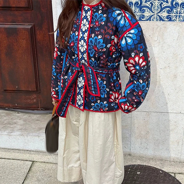 Damen Taillierte gestepptte Jacquard‑Baumwolljacke mit folklorem Blumenmuster & Bindegürtel Drune