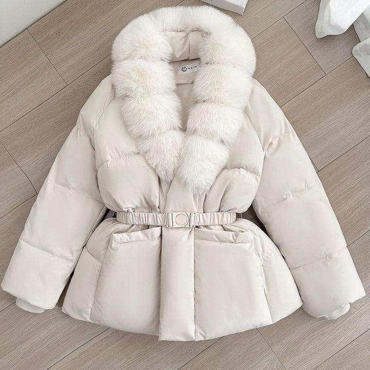 Damen Taillierte Kurz-Steppjacke mit voluminösem Schalkragen aus Kunstfell und Ziergürtel Drune