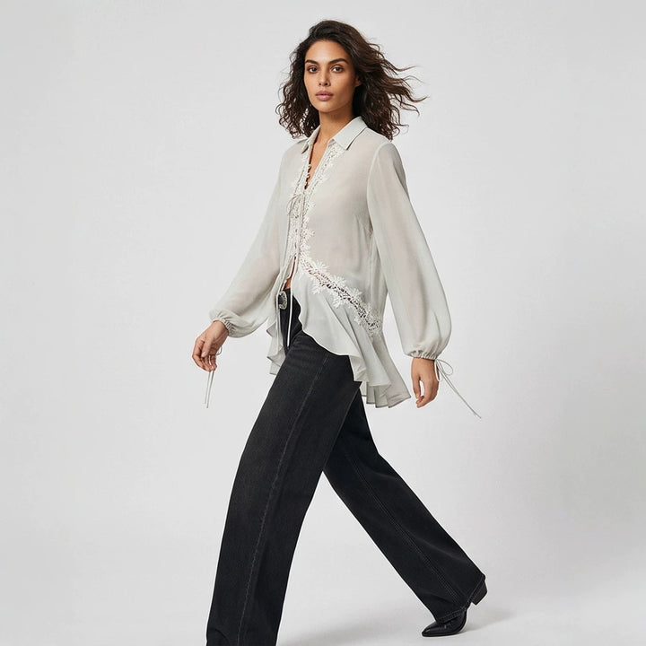 Damen Transparente Chiffonbluse mit Spitzenbesatz, Bindeband & asymmetrischem Volant-Saum Drune