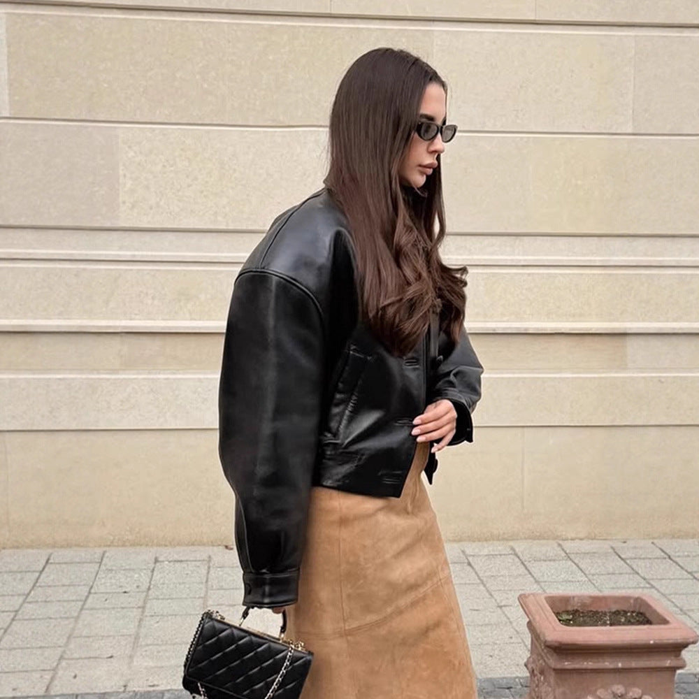 Damen Kurzjacke aus veganem Lederimitat im Boxy‑Cut mit oversized Schultern und verdeckter Knopfleiste Drune