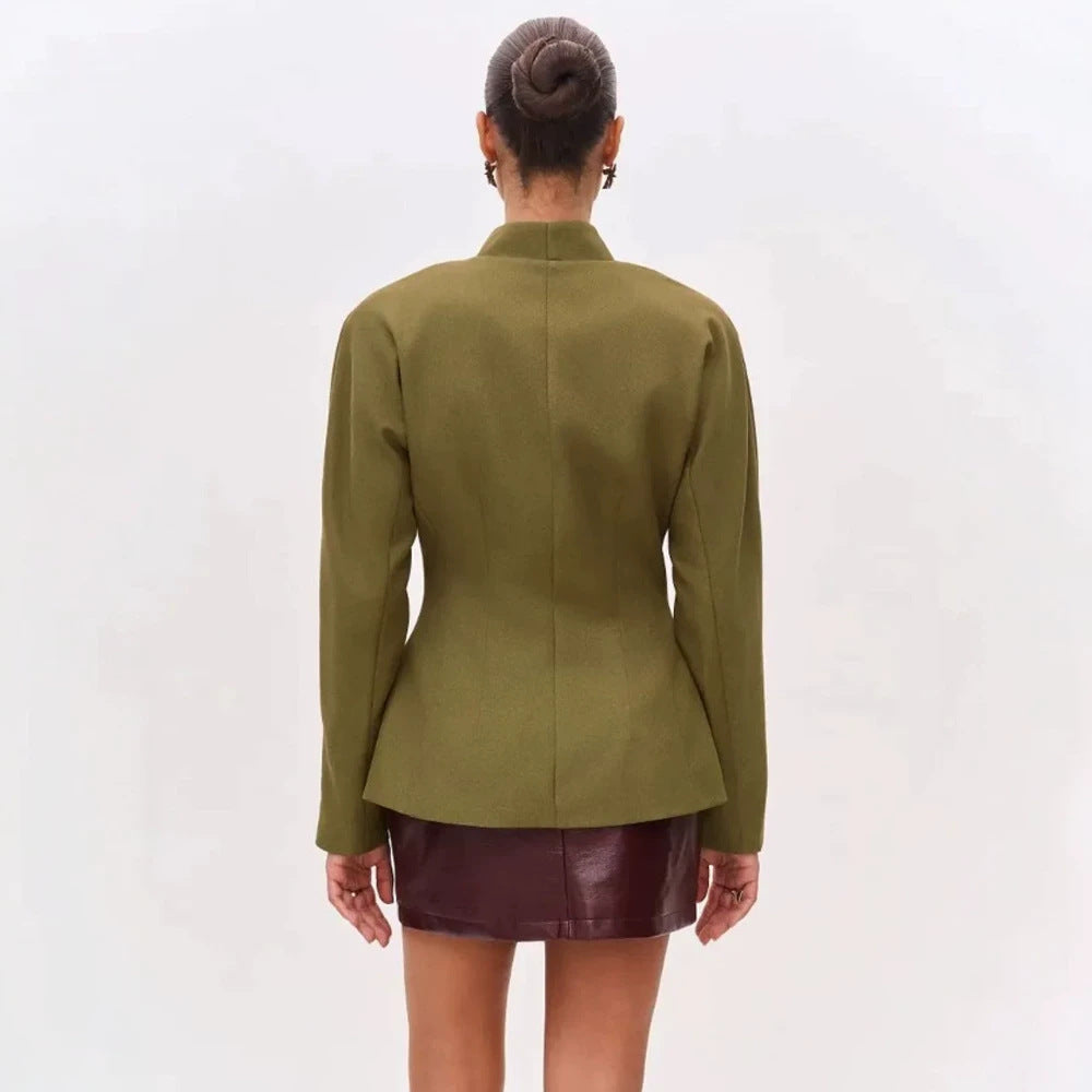 Damen Skulptural taillierte Jacke mit Schößchen, Stehkragen und Schmuckbrosche Drune