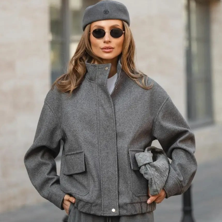 Damen Kurzblouson aus Wollmix im Utility‑Look mit Stehkragen, Klappentaschen und elastischem Saum Drune