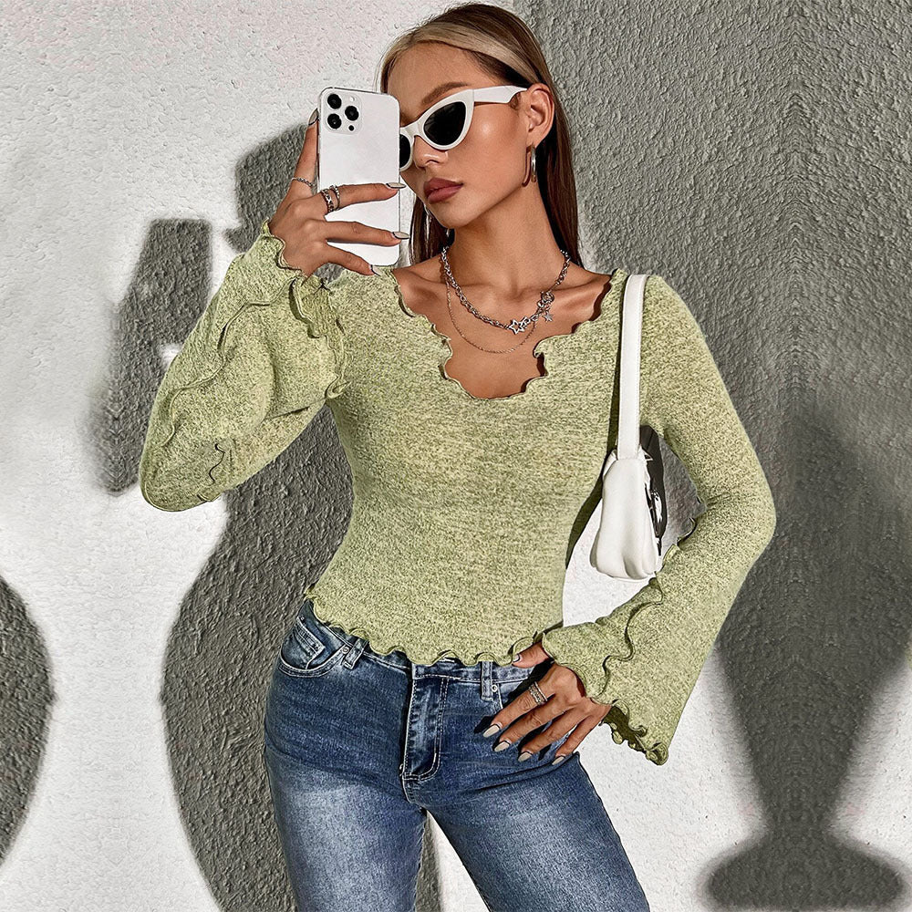 Damen figurbetontes Feinstrick-Longsleeve mit V-Ausschnitt, welligem Saum und Glockenärmeln Drune