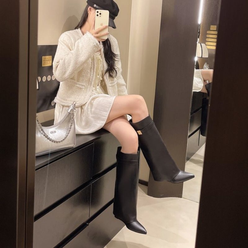 Damen Moderne kniehohe Stiefel mit verdecktem Keilabsatz und spitzer Zehenpartie Drune