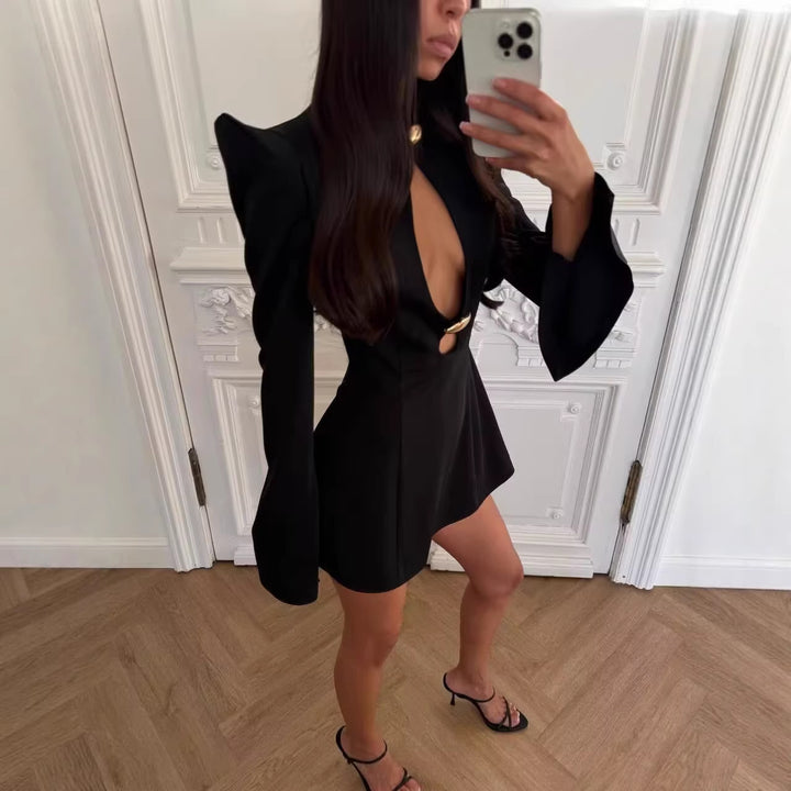 Damen Kurzblazer‑Kleid mit dramatischem Cut‑Out, betonter Schulter und goldenen Schmuckverschlüssen Drune