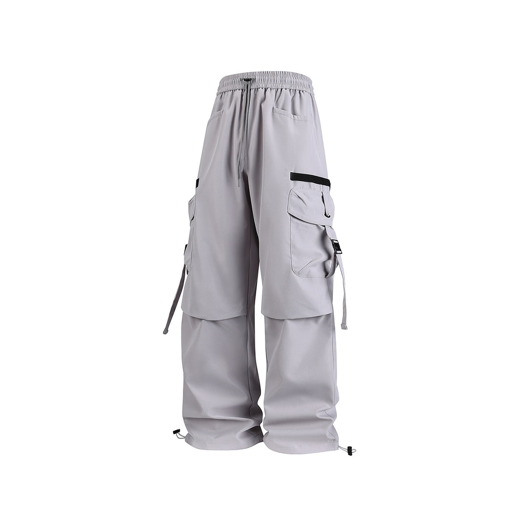 Herren Weite Cargo-Hose mit Multifachtaschen, verstellbarem Tunnelzugbund und modularen Gurt‑Details Drune
