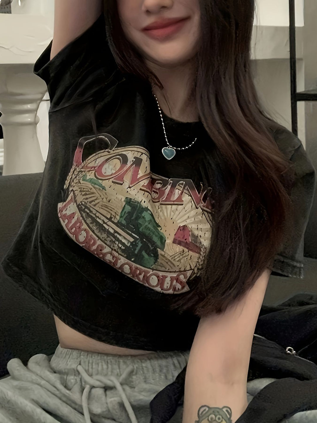 Damen Crop-T-Shirt mit kreativem Augenmotiv und Tourdruck Drune