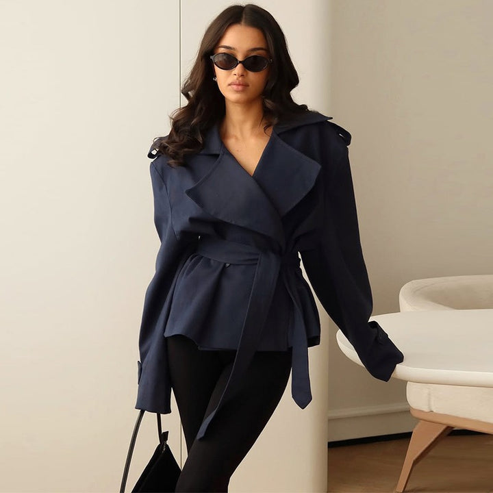 Damen Cropped-Trenchjacke mit doppelter Knopfleiste, Taillengürtel und Schulterriegeln Drune