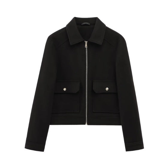 Damen 40+ kurze Woll‑Blousonjacke mit goldfarbenem Reißverschluss und aufgesetzten Pattentaschen Drune