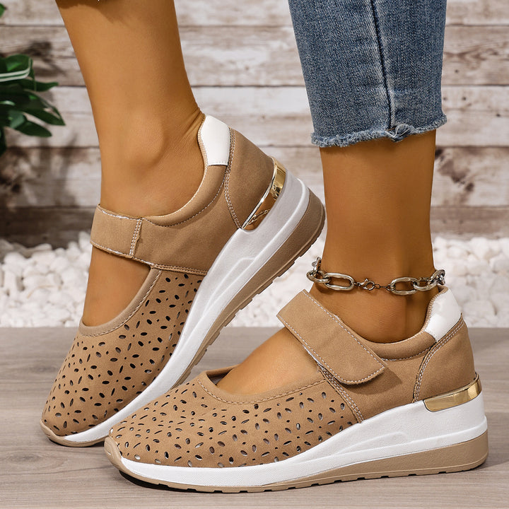 Damen  sportlich-elegante Mary-Jane Keilslipper mit Klettverschluss und perforiertem Obermaterial Drune