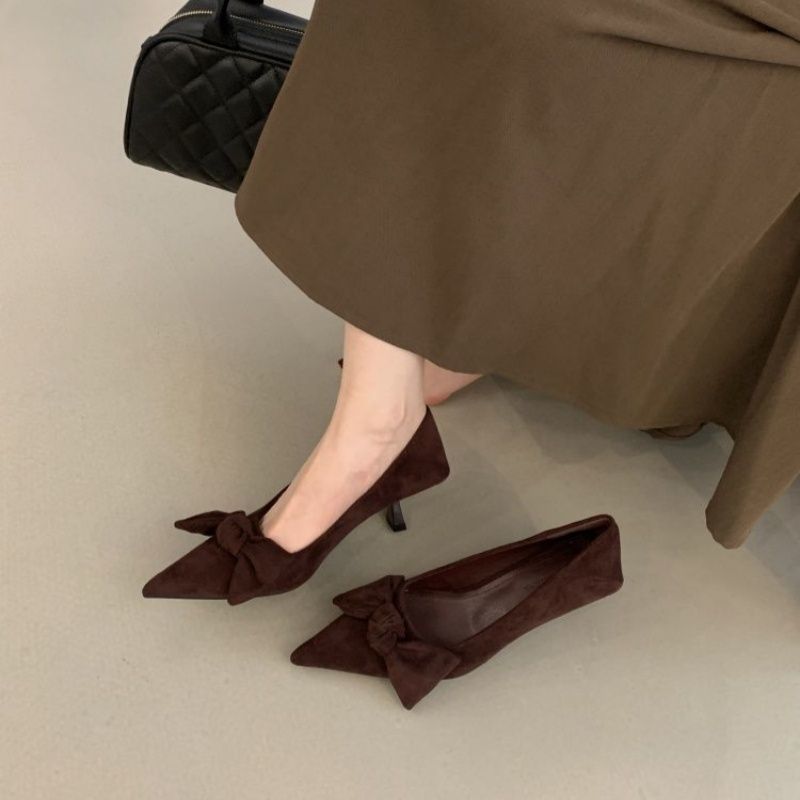 Damen elegante spitze Samt-Pumps mit mittelhohem Kittenabsatz und Zierschleife Drune