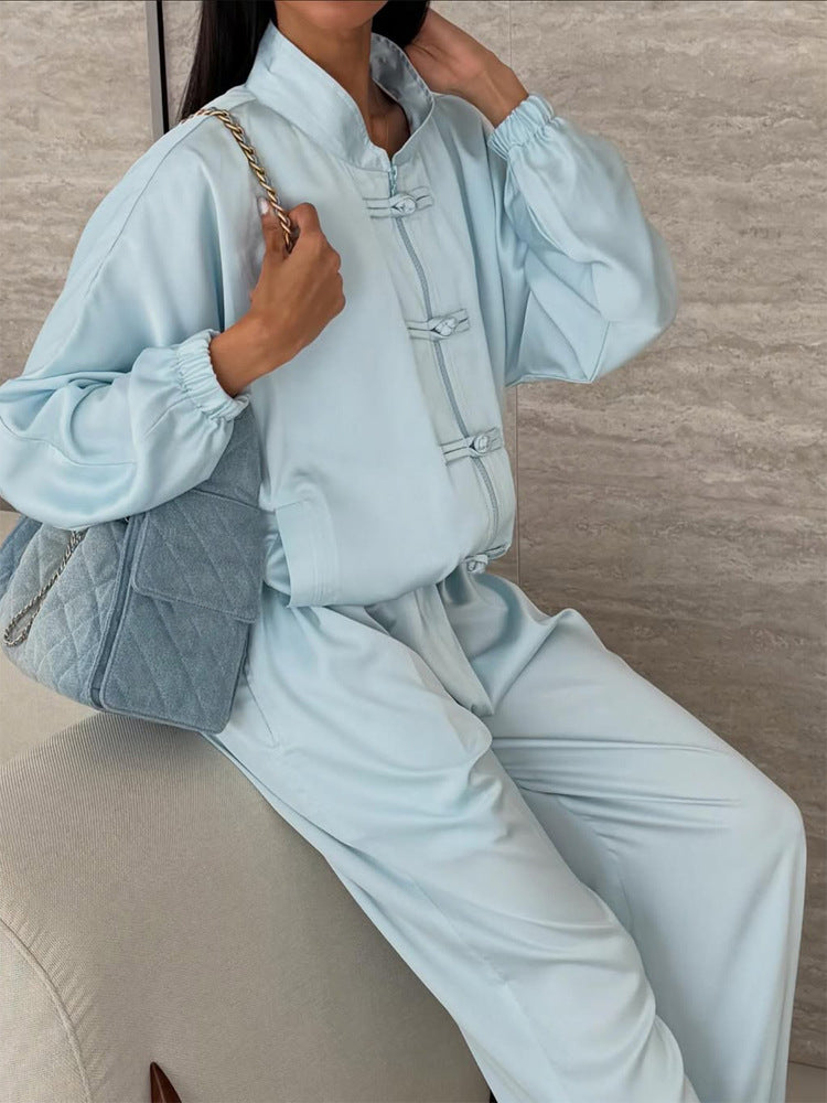 Damen Satin-Zweiteiler mit traditionellen Knebelverschlüssen und weitem Hosenrock Drune