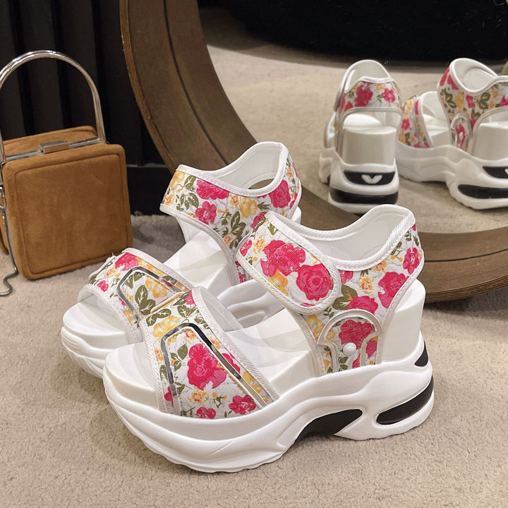 Damen Massiver Keilabsatz-Sandalette mit verstellbaren Klettriemen und geblümtem Textilobermaterial Drune