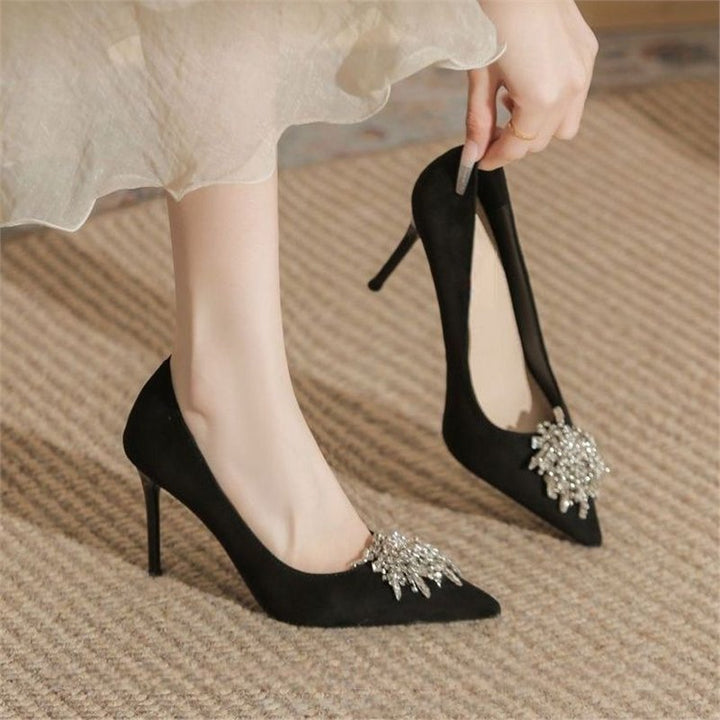 Damen spitz zulaufende Samt‑Pumps mit hohem Stiletto und Kristallbrosche Drune