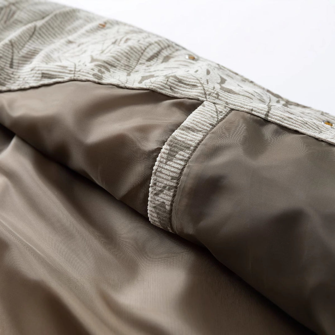 Herren Kordjacke im Truckerstil mit tonalem Blattmuster, Druckknopf‑Front und Pattentaschen Drune