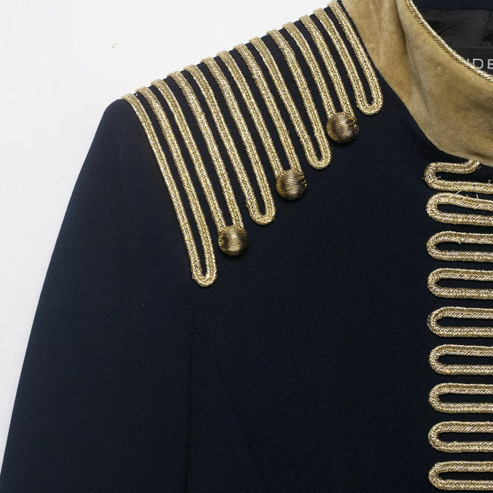 Damen Cropped Militärjacke im Parade‑Look mit goldener Kordelverzierung und Samtmanschetten Drune