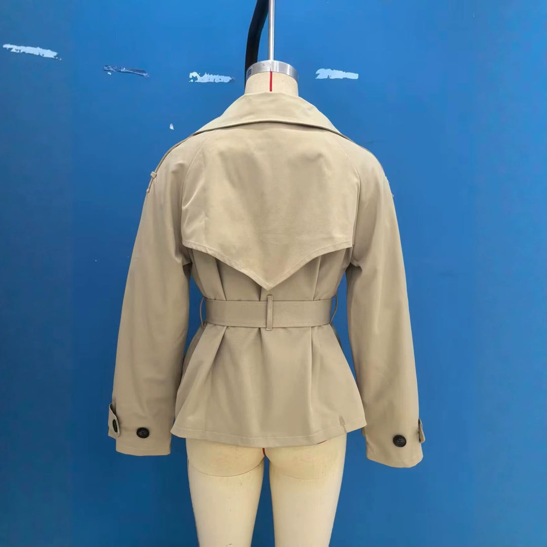 Damen Kurzer Trench‑Blouson mit Reverskapuze, Taillengürtel und doppelter Knopfleiste Drune