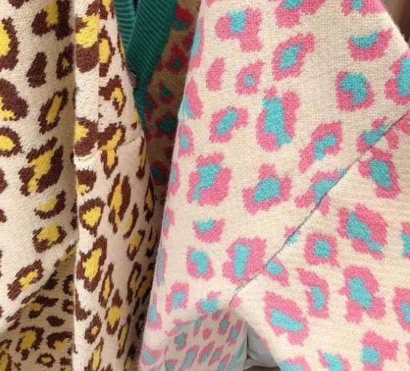 Damen modischer Cardigan mit großem Leopardenmuster und farblich abgesetztem Bündchen Drune