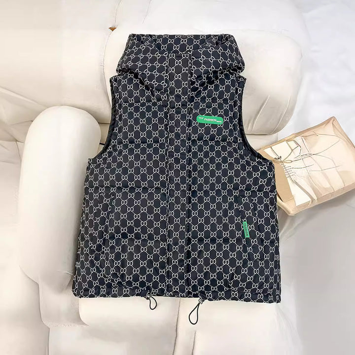 Damen nan gesteppte Kapuzenweste mit Allover‑Logoprint, wattierter Isolierung, verstellbarem Saum und verdeckten Reißverschlusstaschen Drune