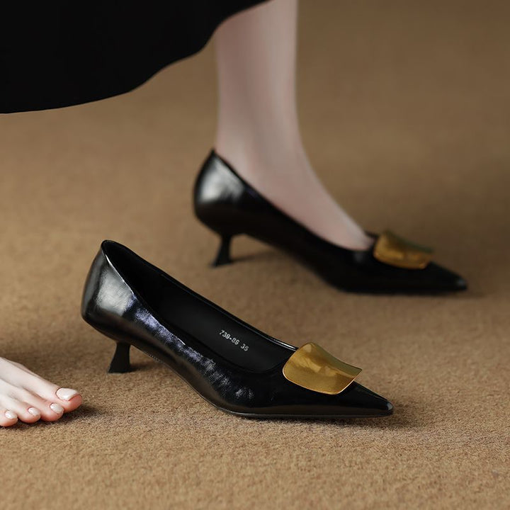 Damen Spitz zulaufende Kitten‑Heel Pumps mit dekorativer Metallapplikation Drune